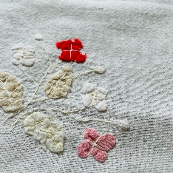 Vintage Embroidered Tablecloth Linen 50s Floral Pattern 32 x 48 u - Picture 5 of 9